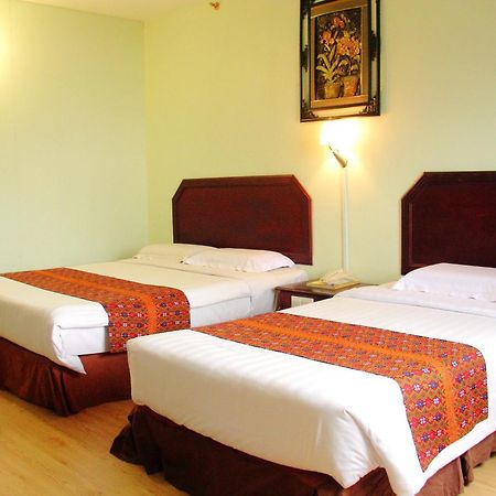 Grand Supreme Hotel Kuching Kültér fotó