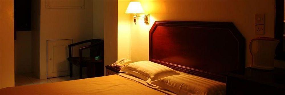Grand Supreme Hotel Kuching Kültér fotó
