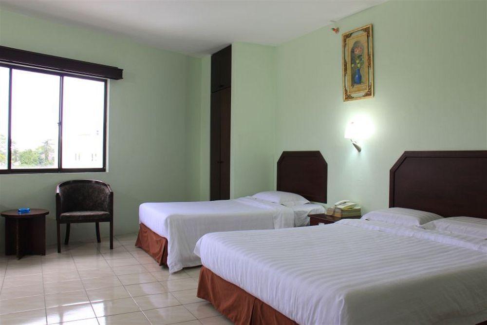 Grand Supreme Hotel Kuching Kültér fotó