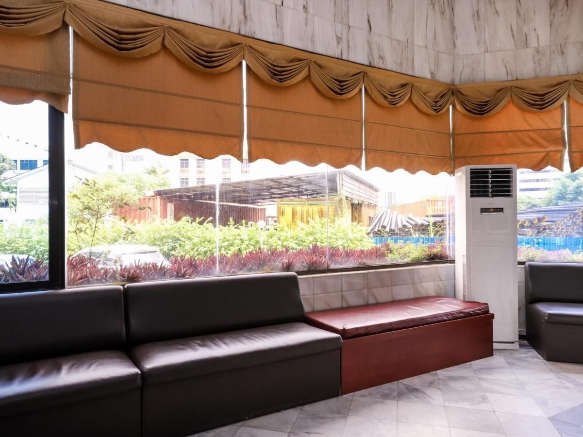 Grand Supreme Hotel Kuching Kültér fotó